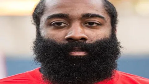 李铁今日神采奕奕，谈吐自如，发型未变