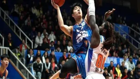 琼斯底线得祖巴茨妙传，完成惊艳扣篮表演